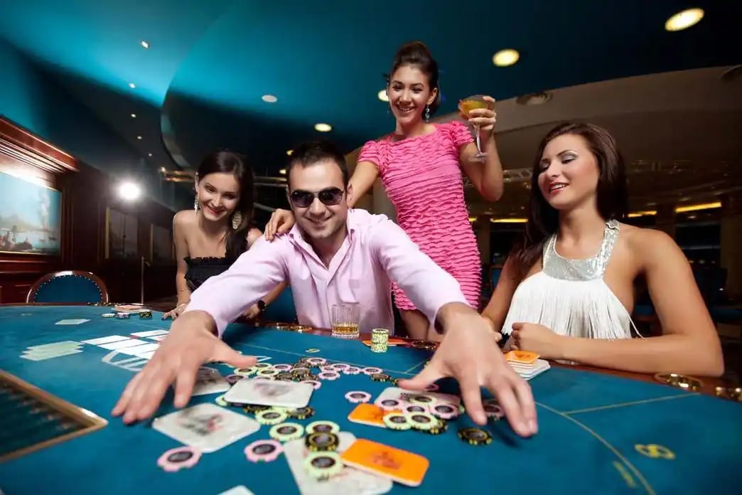 Dealer cantik profesional NPV789 Live Casino memandu sesi Baccarat secara langsung dari studio HD